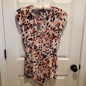 ❤️RVCA animal print romper